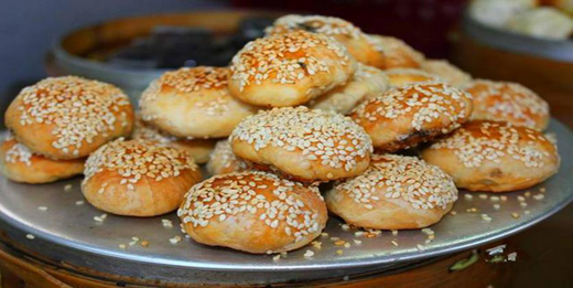 2,蟹壳黄 蟹壳黄是江苏常州传统风味小吃,俗称小麻糕,常与大麻糕相配