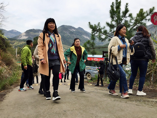 东山禅宗天下名，虎引洞下卧龙坪，月桂抱竹趸旗尖，美了洪楼醉佳人！