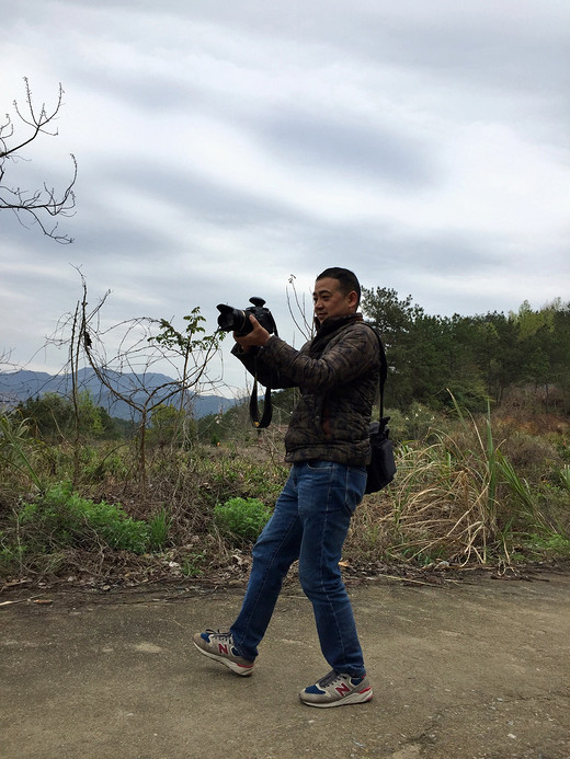 东山禅宗天下名，虎引洞下卧龙坪，月桂抱竹趸旗尖，美了洪楼醉佳人！