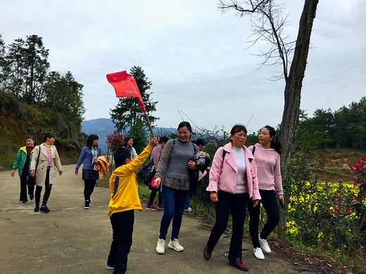 东山禅宗天下名，虎引洞下卧龙坪，月桂抱竹趸旗尖，美了洪楼醉佳人！