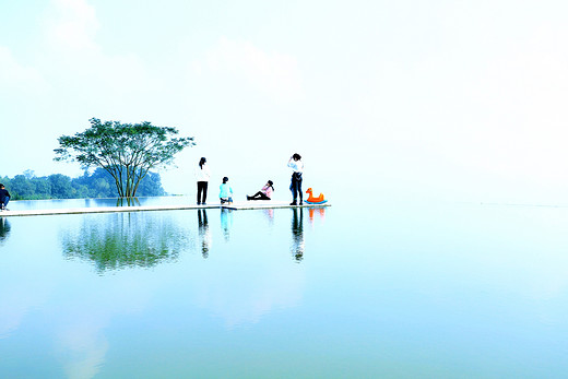 仙郁同的无边泳池，重庆的“天空之境”，颇有水墨画的意蕴。感受天空之境的魅力，日光倾洒的光影，落日余晖的剪影，都让这“天空之境”无穷韵味。