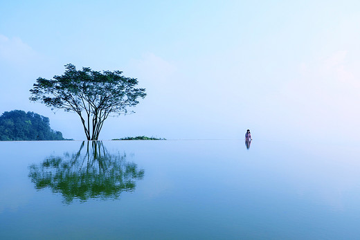 仙郁同的无边泳池，重庆的“天空之境”，颇有水墨画的意蕴。感受天空之境的魅力，日光倾洒的光影，落日余晖的剪影，都让这“天空之境”无穷韵味。